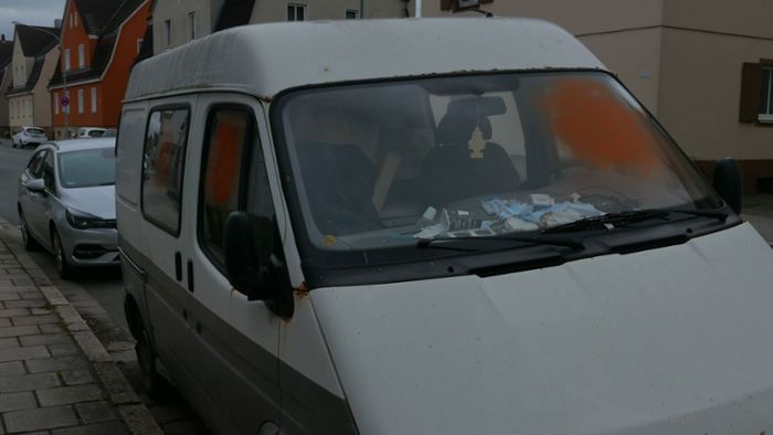 Verlassenes Fahrzeug: Müll und Matratzen im Auto
