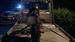 Junger Motorradfahrer rast vor Polizei davon