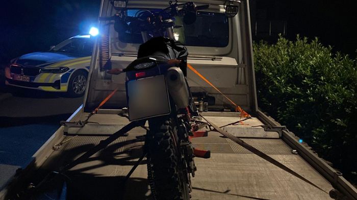 Junger Motorradfahrer rast vor Polizei davon