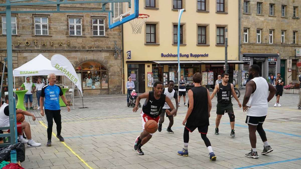 Street-Basketball auf dem Stadtparkett.