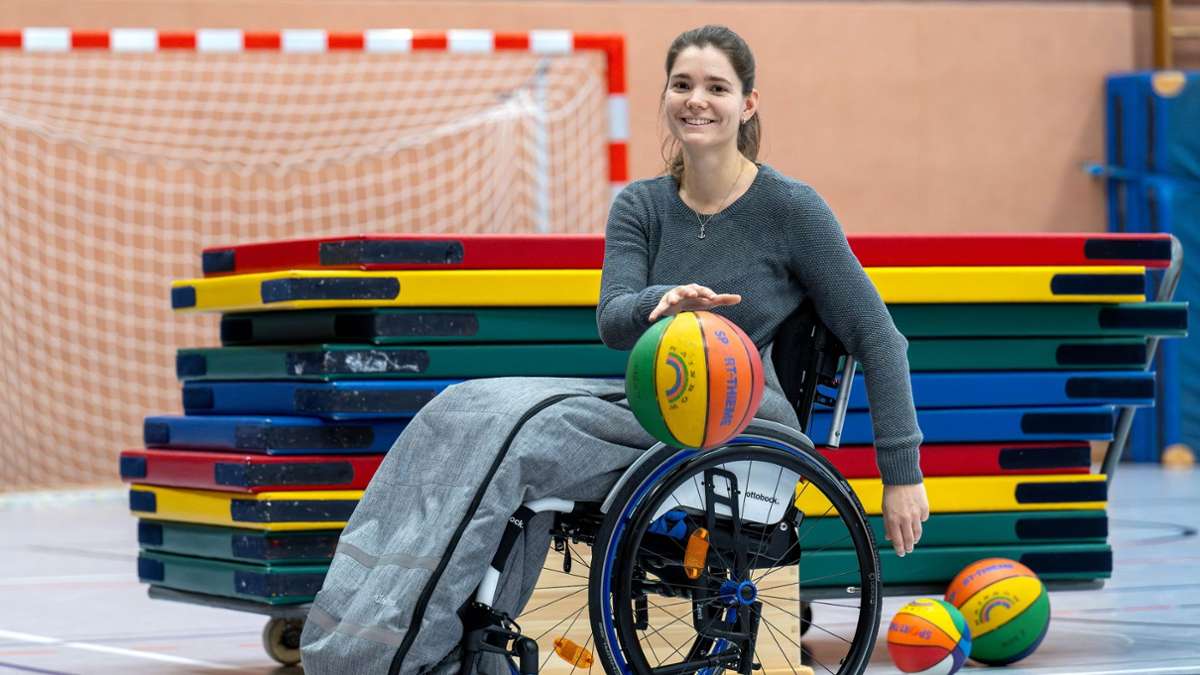 Sportlehrerin Sina Wiedemeier in der Turnhalle ihrer Grundschule im Landkreis Cuxhaven.