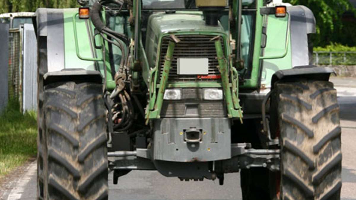 Fahrerflucht nahe Thiersheim: Traktor schlitzt Fahrzeugseite auf