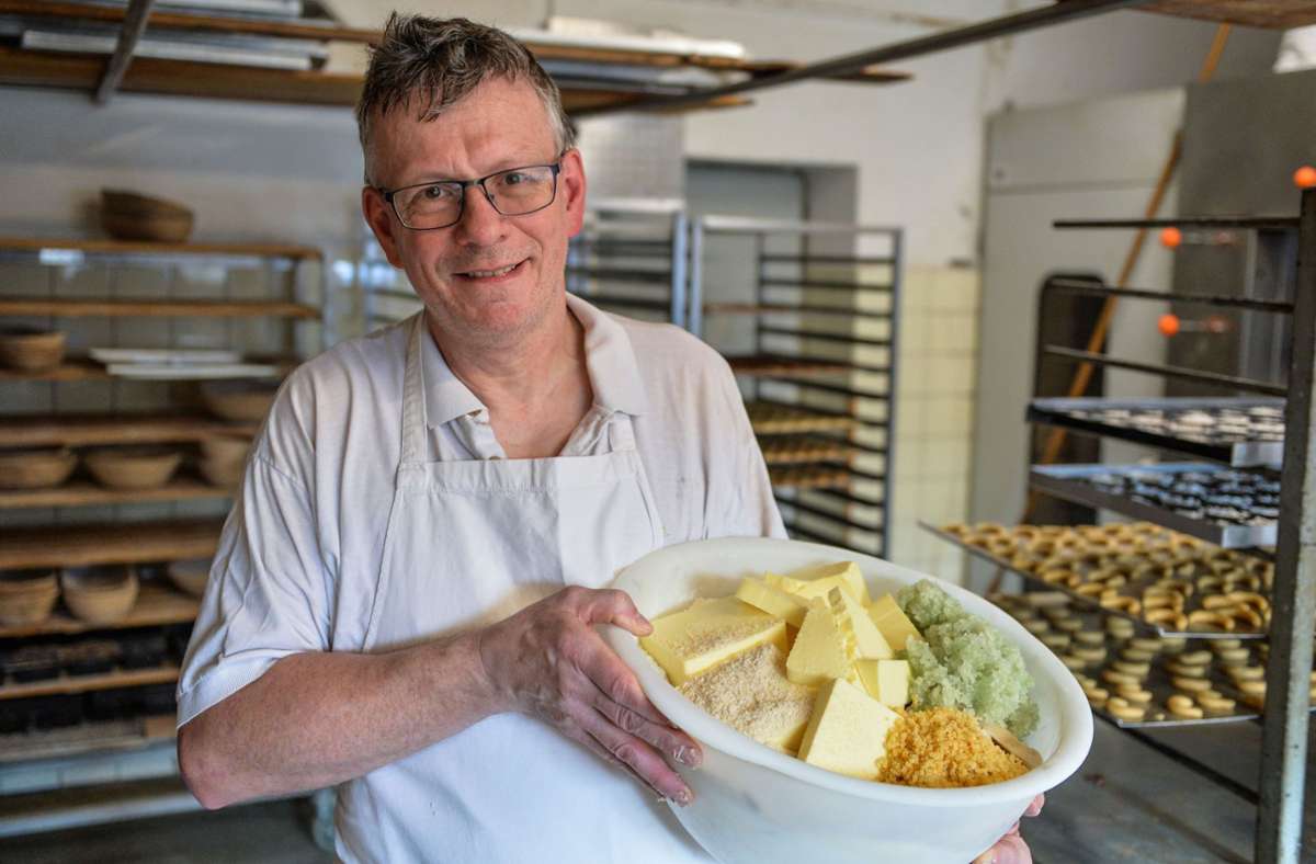 Der Selber Bäckermeister Klaus Popp bereitet einen Butterstollen vor