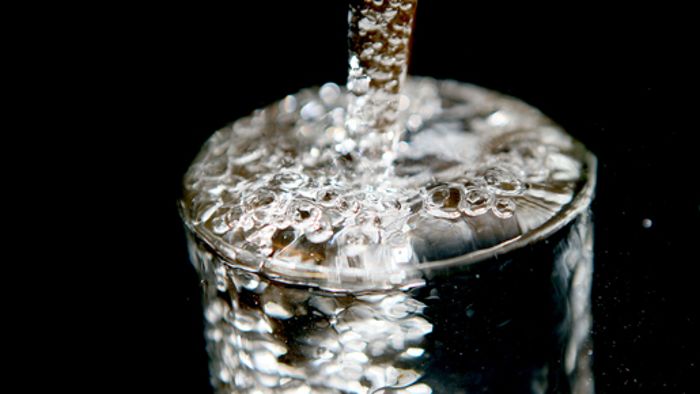 Coliforme Keime im Trinkwasser geben weiter Rätsel auf  Auslöser wird im Leitungsnetz vermutet