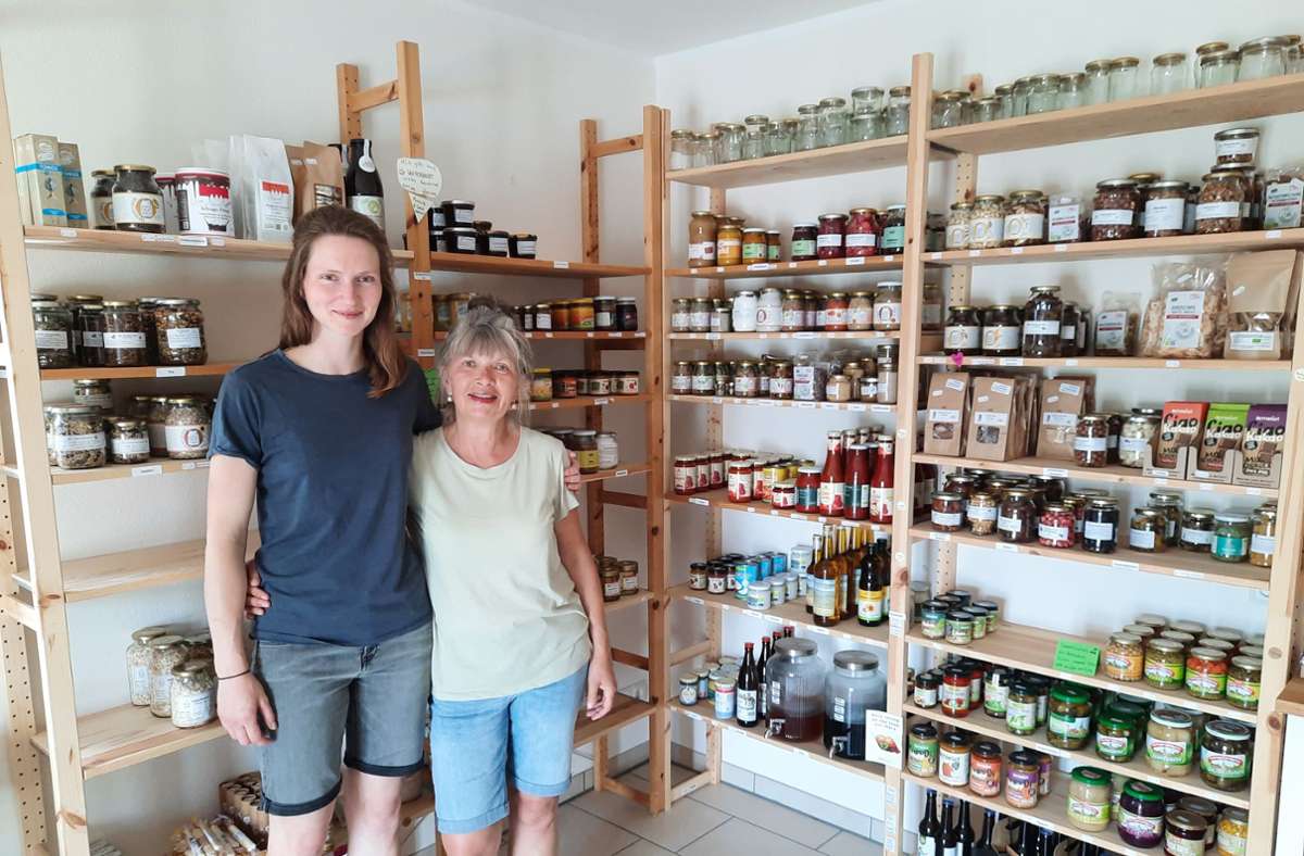 Eva Dekarski (links) betreibt den kleinen Laden „Weitblick“ in Neuenreuth. Mit ihrer Mutter Marion Hohlweg bietet sie regionale, bezahlbare und plastikfreie Produkte an.