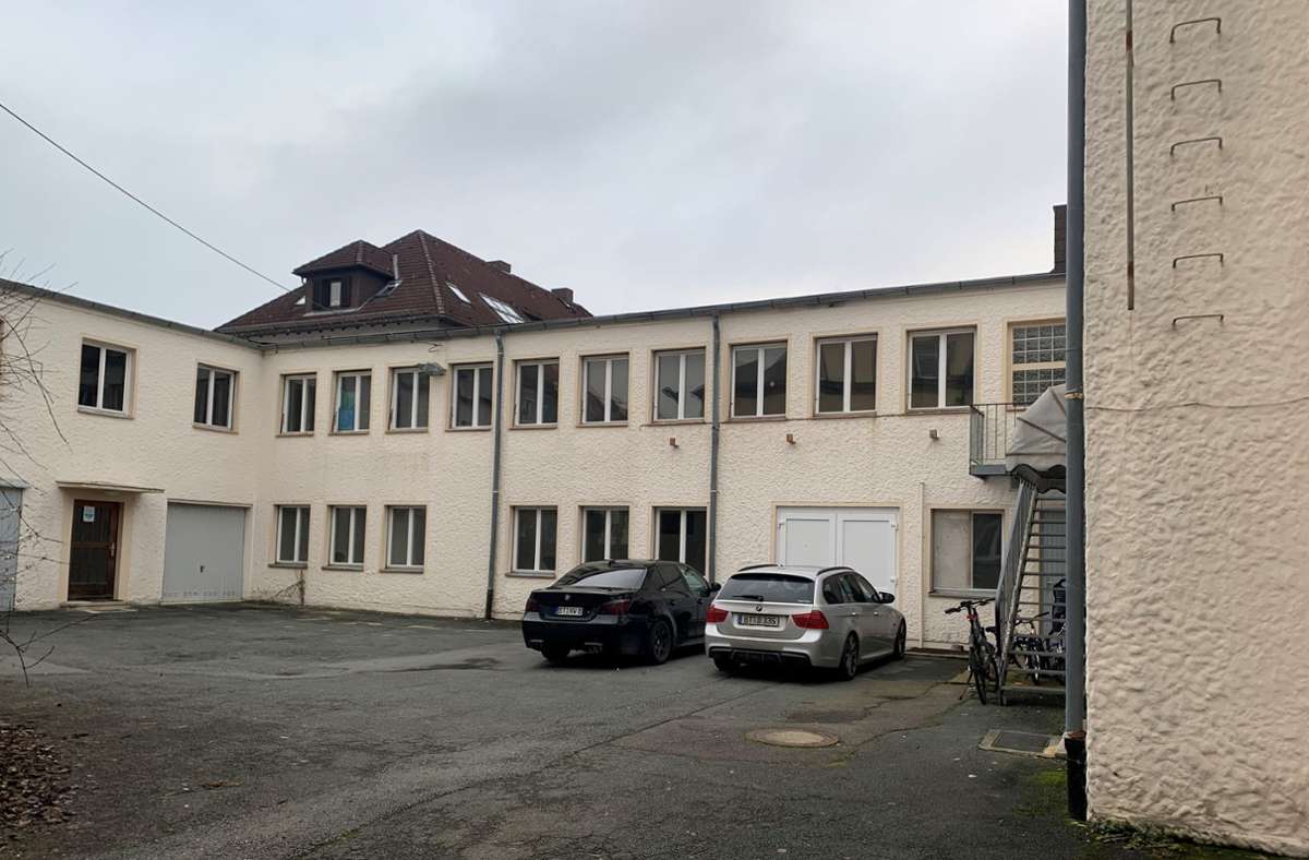 Innenstadtnah mit ausreichend Platz: Dieses  Industriegebäude an der Friedrich-von-Schiller-Straße steht seit dem Auszug der  Firma Baruthia leer. Das Angebot der Eigentümerin, es für die Unterbringung des Schreibmaschinenmuseums zu mieten, hat die Stadt abgelehnt.