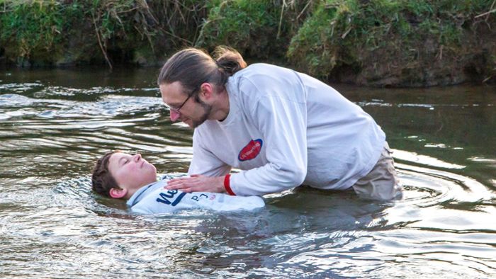 Der Kälte zum Trotz: Taufe im Roten Main