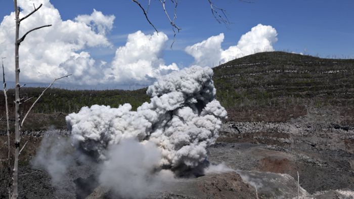 Indonesischer Vulkan Ibu stößt riesige Aschesäule aus