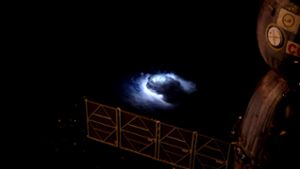 Astronaut filmt blaue Blitze im Weltall