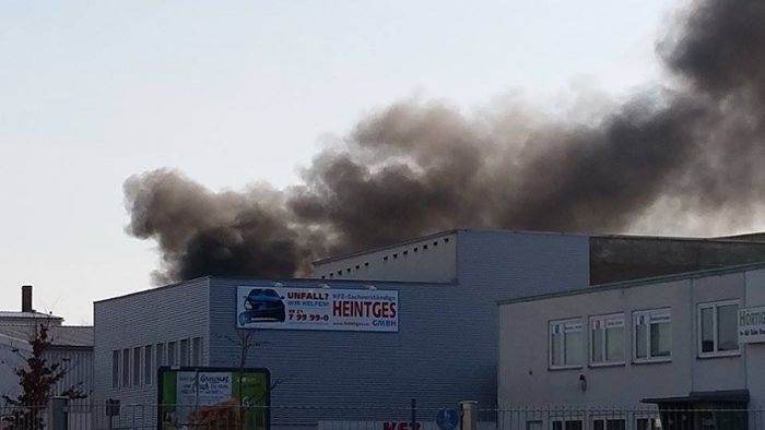 St. Georgen: Zwei brennende Autos auf Firmenparkplatz