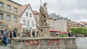 Bayreuth: Unbekannte beschmieren Neptunbrunnen mit AfD-feindlichen Botschaften