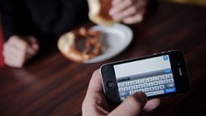 Smartphone beim Essen kein gutes Vorbild
