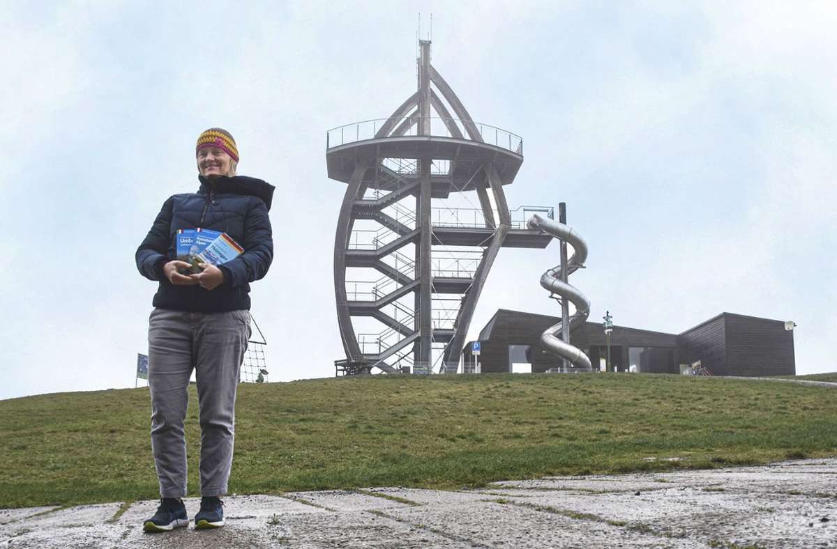 Womo-Autorin Katja Eisenschmidt vor der Aussichtsplattform Noahs Segel – dieses Motiv ziert den Titel des neuen Reiseführers „Mit dem Wohnmobil nach Thüringen.“