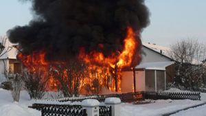 Wohnmobil geht in Flammen auf