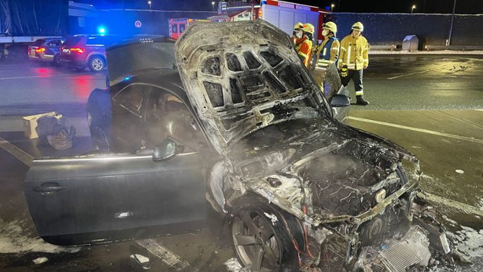 An der A9: Auto geht in Flammen auf: Parkplatz gesperrt