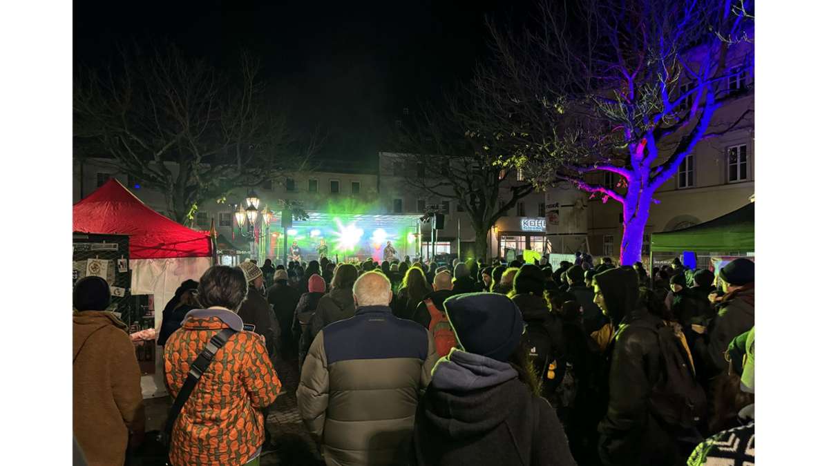 Bei rockigen Klängen der italienischen Band „Los Fastidios“ feierten die Wunsiedler bis in den Abend hinein.