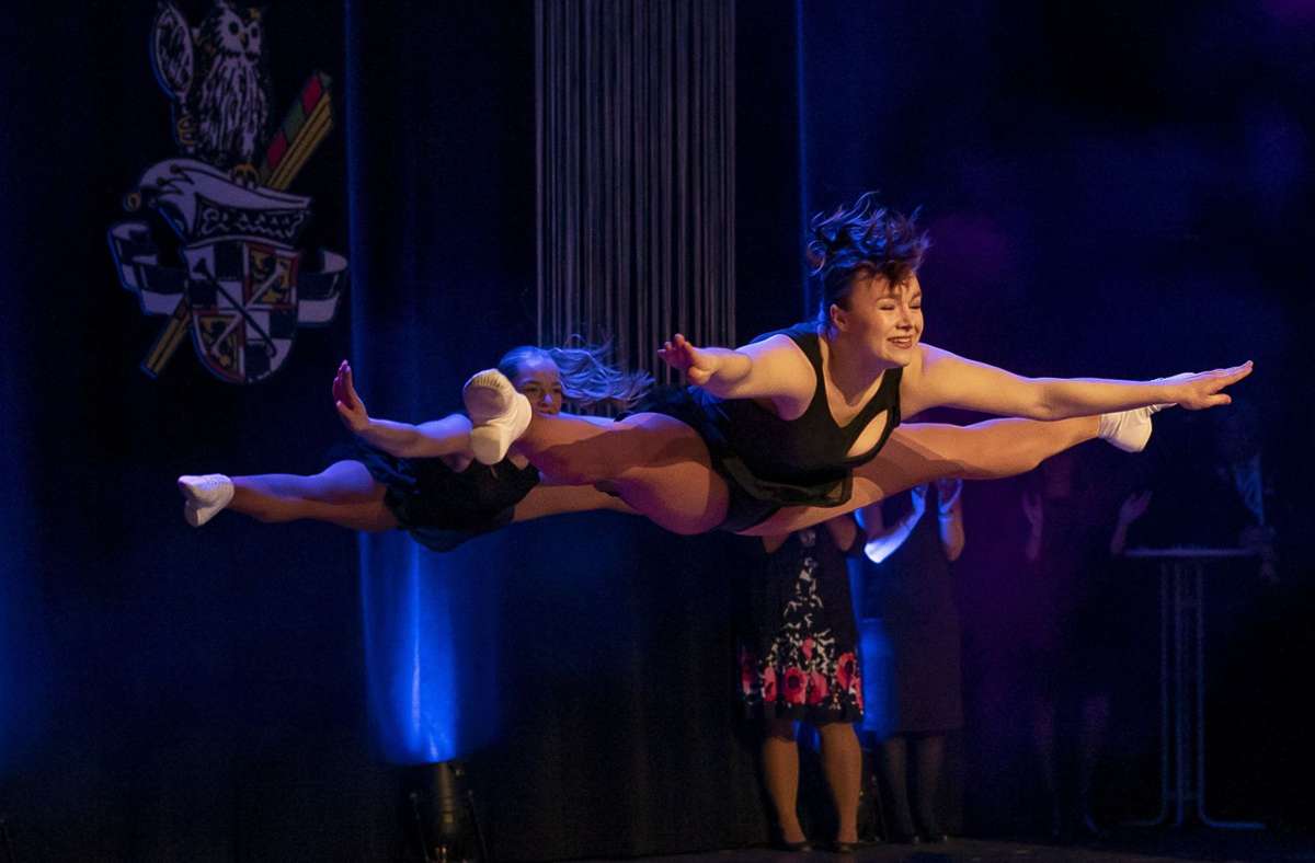 Sportlich auf hohem Niveau, und teils mit akrobatischen Leistungen begeisterten die Schwarz-Weißen und ihre Gäste bei der Gala-Prunksitzung im Zentrum.