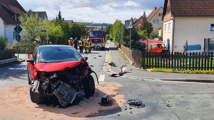 Unfall: Auto rammt Feuerwehr im Einsatz