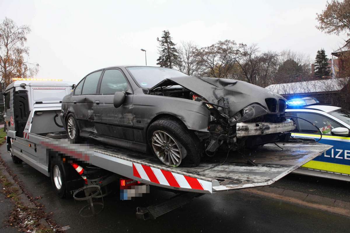 Totalschaden wegen einer Fahrt mit zu hoher Geschwindigkeit im Kulmbacher Stadtgebiet entstand an einem BMW.