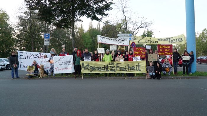 Zirkus Busch und die Tierschützer: Laute Proteste am Straßenrand