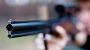 Prozess: Jäger hebt „scharfe“ Waffen in einer Truhe auf