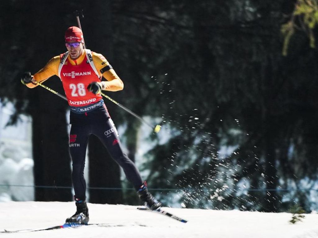 Die deutschen Biathleten um Arnd Peiffer haben im ersten Staffelrennen der Saison in Östersund nur den achten Platz belegt. Foto: Alexander Vilf/Sputnik/dpa