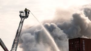 Riesige Rauchwolken über Hamburg - Schrott im Hafen brennt