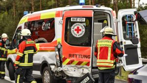 Auto kracht in Bayreuther Krankentransporter