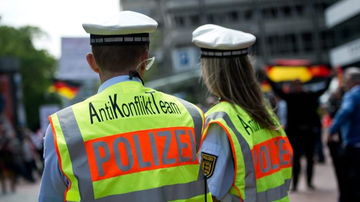 Sechs Polizisten verletzen sich bei Pegida-Protesten in Stuttgart