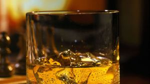 Unbekannte Frauen stehlen 25 Flaschen Whiskey