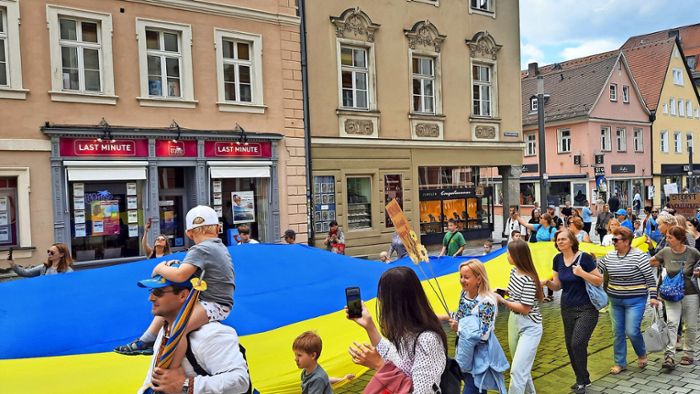 Friedenszug: Ukraine-Flüchtlinge ziehen durch Bayreuther Innenstadt