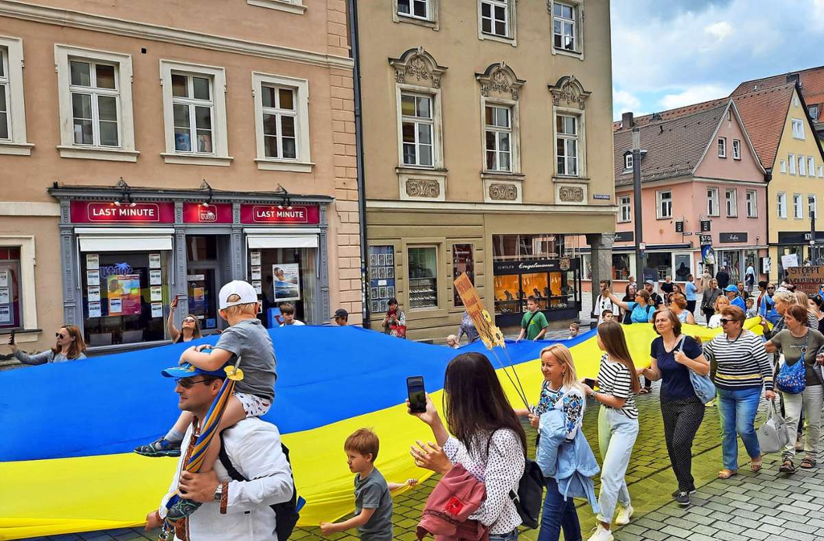 Unter den Protestierenden liefen viele Flüchtlinge aus der Ukraine mit, die in Bayreuth Zuflucht gefunden haben. Auf selbst beschriebenen Schildern verurteilten sie die Gewalt, die die ukrainische Zivilbevölkerung im Krieg erfährt.  Oksana Molderf übersetzte für den ukrainischen Philosophen, der  sich Bogdan Onkel nennt.
