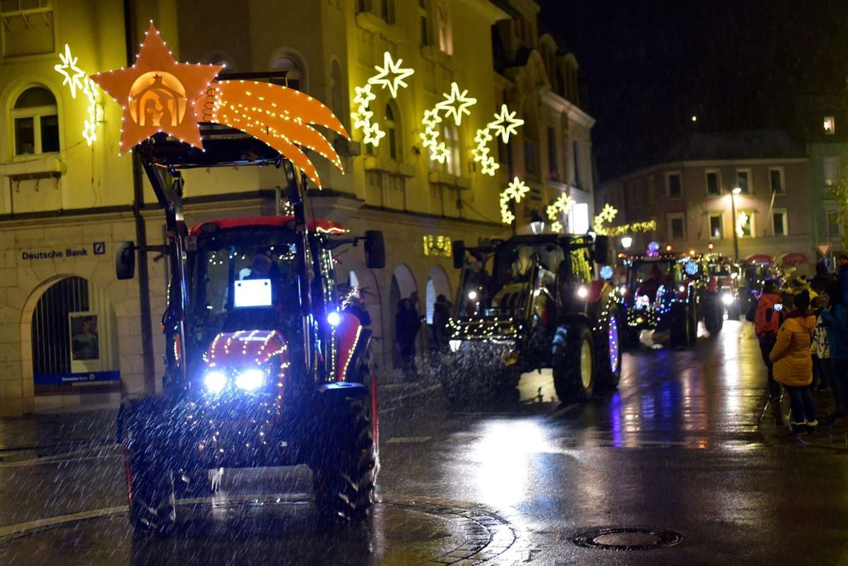 Einen vorweihnachtlichen Glanzpunkt setzten zahlreiche Landwirte mit ihren Traktorrundfahrten am zweiten Adventssamstag in Kulmbach. Sämtliche Schlepper waren dabei fantasievoll geschmückt und festlich beleuchtet.