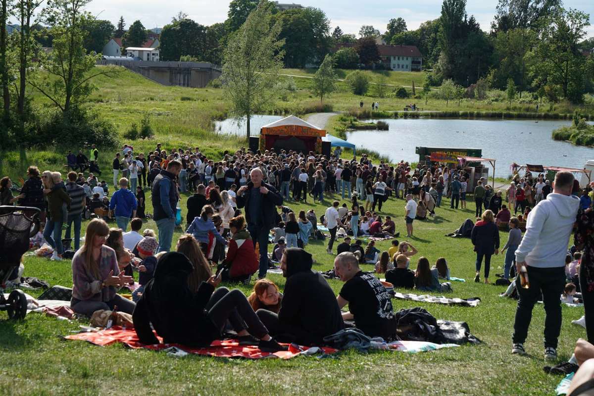 Am Himmelfahrts- und Vatertagstag (26. Mai 2022) ist in der Bayreuther Wilhelminenaue mächtig was los. Tausende feiern den Feiertag bei  Kinderfest des Stadtjugendrings oder auf dem Kraut & Rüben-Festival.