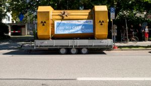 Atommüll-Streit: Grüne parken Castor-Nachbau vor CSU-Zentrale