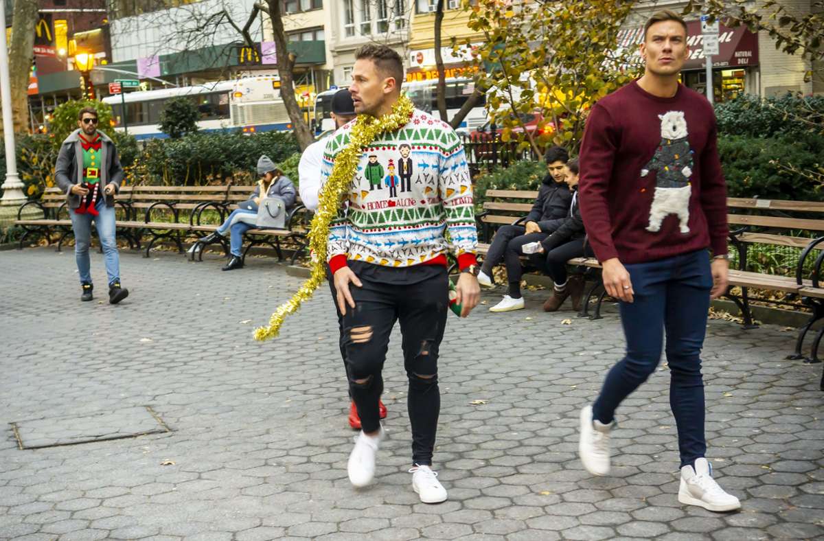 Nun sieht man sie wieder in freier Wildbahn, auf Firmenfeiern oder auf dem Weihnachtsmarkt: Menschen, die hässliche Weihnachtspullis tragen.