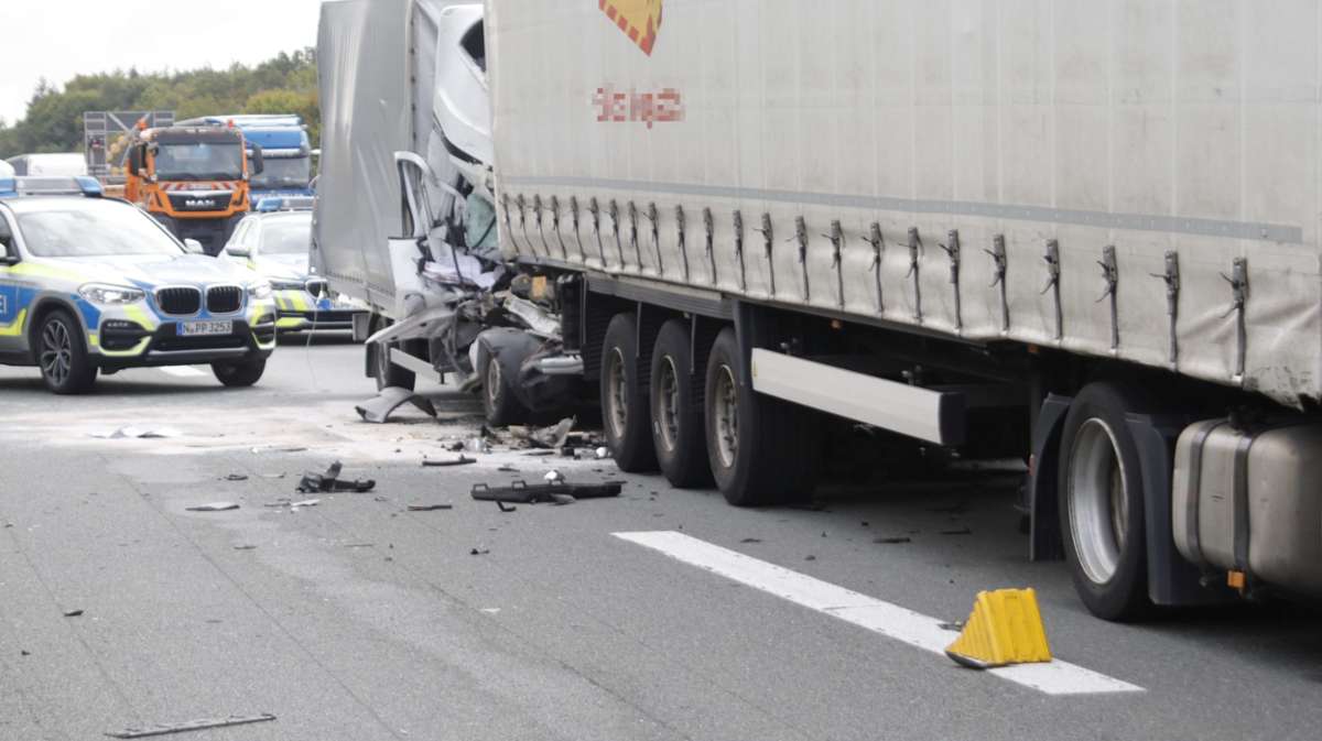 Fahrer sofort tot: Transporter kracht ungebremst in Stauende ...