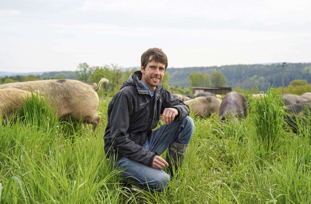 Schweinehalter Ben Berthold aus Eggenreuth liegt das Wohl seiner Tiere am Herzen.