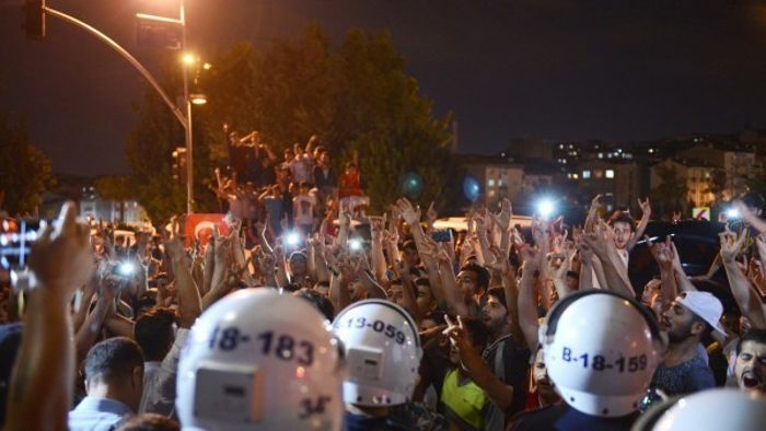 Türkei: Zentrale von Kurden-Partei und Zeitung "Hürriyet" gestürmt