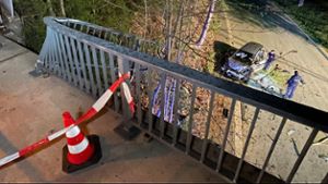 Autofahrer stürzt auf Flucht vor Polizei von Brücke