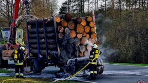 Holzfuhrwerk auf der B 303 in Flammen