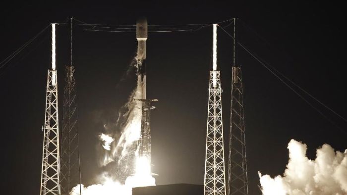 SpaceX bringt 60 Satelliten für globales Internet ins All