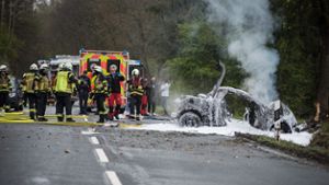 Fahrerin unter Alkohol: Auto brennt vollständig aus