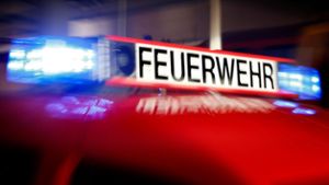 Offenbar Brandstiftung: Bayreuth: Auto brennt auf Parkplatz aus