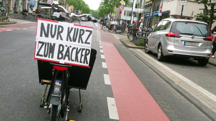 Radler protestiert gegen Falschparker
