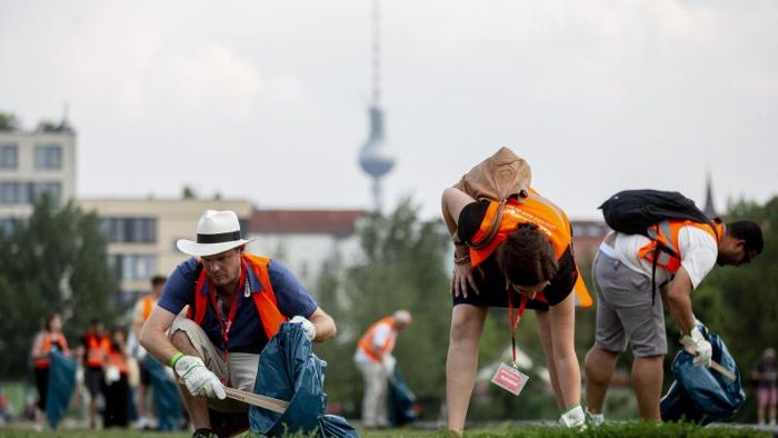 Die wollen nur putzen - Touristen sammeln Müll in Berlin