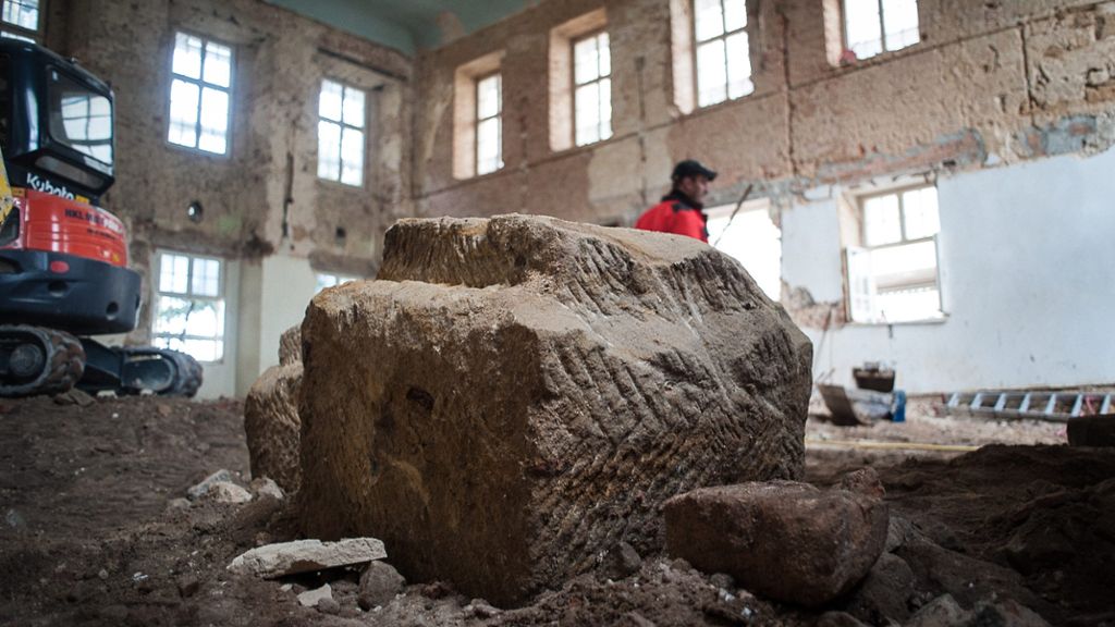 Mehrere Fundamente für Sandsteinsäulen fand man beim Entkernen der Synagoge im Boden. Nur wenige Zentimeter tief musste man graben. Foto: Eric Waha