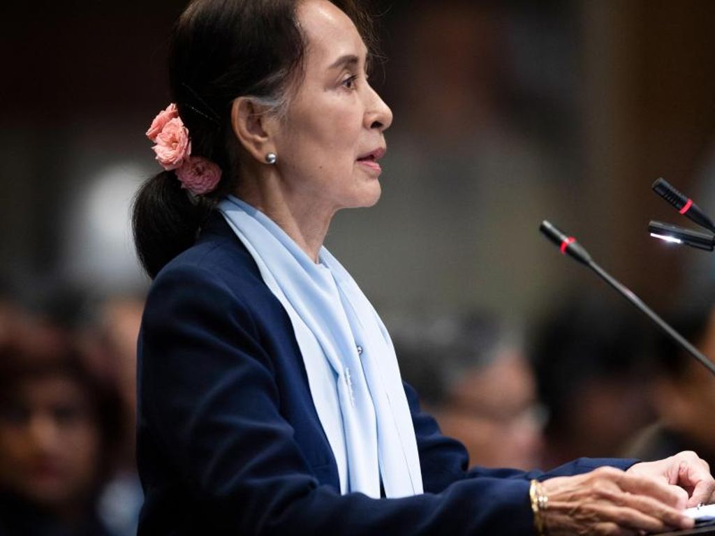 Aung San Suu Kyi, de facto Regierungschefin von Myanmar, spricht am zweiten Tag der dreitägigen Anhörungen. Foto: Peter Dejong/AP/dpa