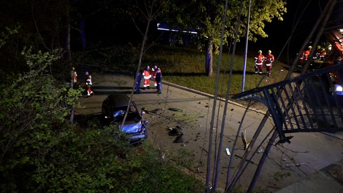 Raser stürzt von Brücke: Verkehrspolizei Hof sucht Autofahrer und Zeugen
