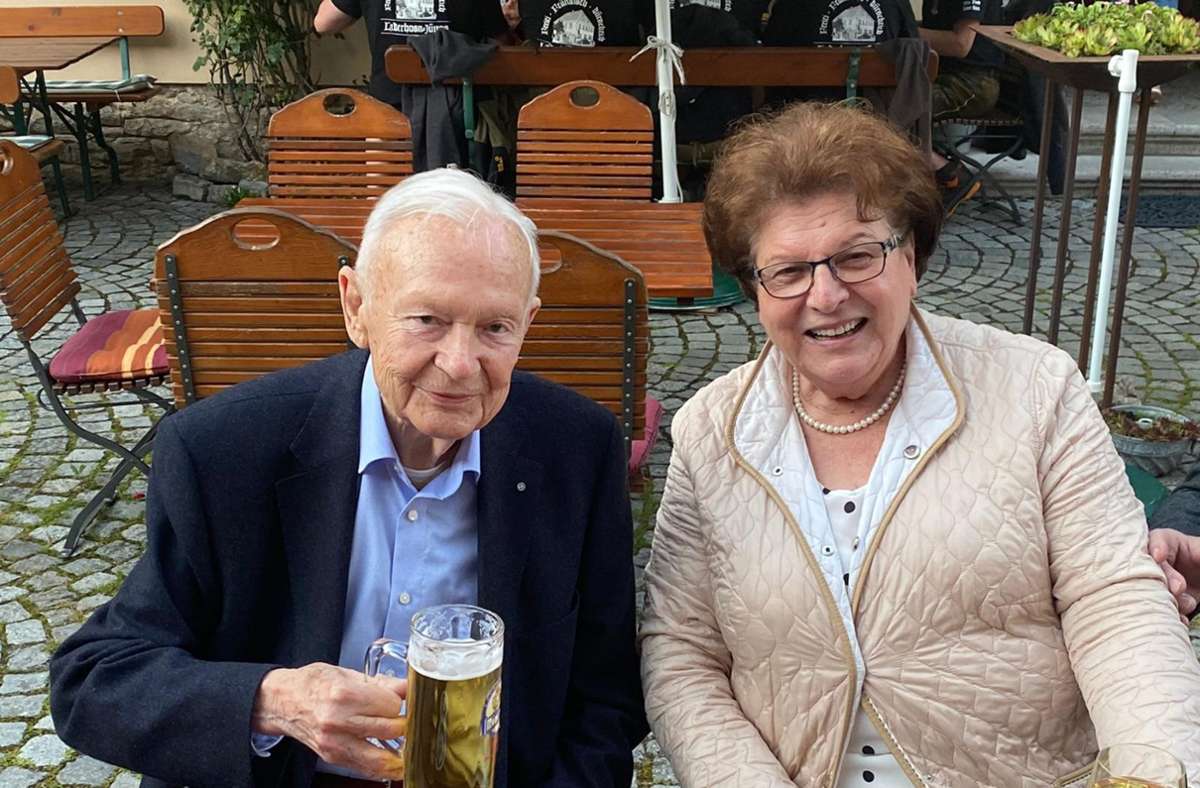 Langjährige Weggefährten: Mit Albert Meyer, Staatssekretär a.D., unternahm Barbara Stamm noch wenige Monate vor dessen Tod 2020 eine Biergarten-Tour durch die Haßberge.